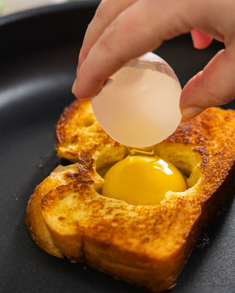 Gefüllte Brioche zu Spargelsalat und französischer Käseplatte