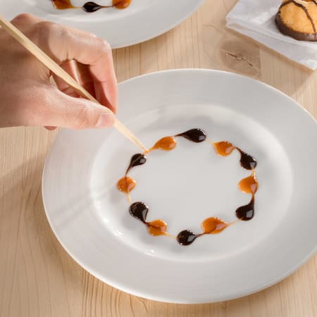 Dieses Bild zeigt ein paar süße Soßen, die mit einem Schaschlik-Spieß gezogen werden.