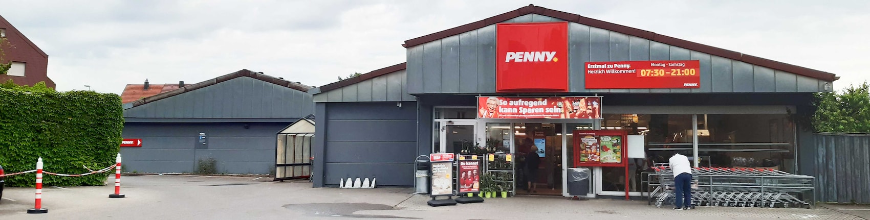sie sehen den Eingang vom Penny Markt in Ludwigsburg/Ossweil Friesenstr. 32