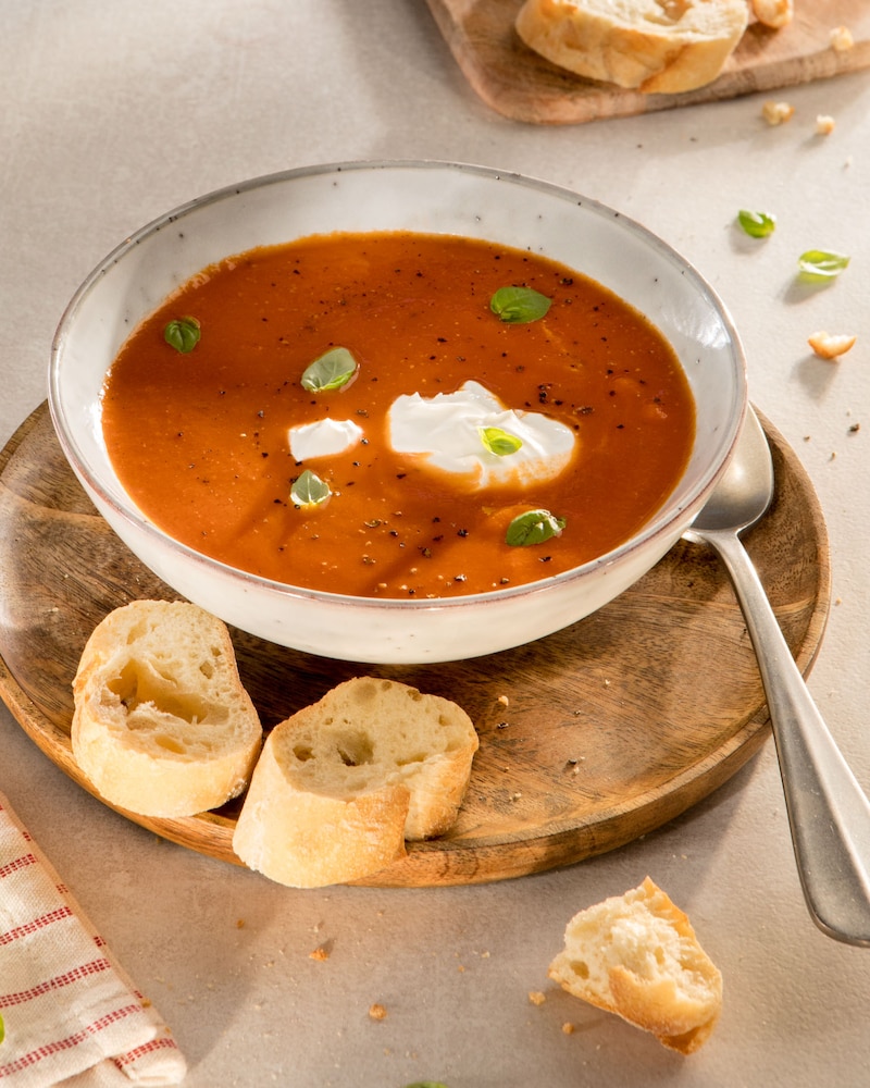 Das Bild zeigt wie die Tomatensuppe angerichtet wurde auf zwei verschiedenen Tellern. 
