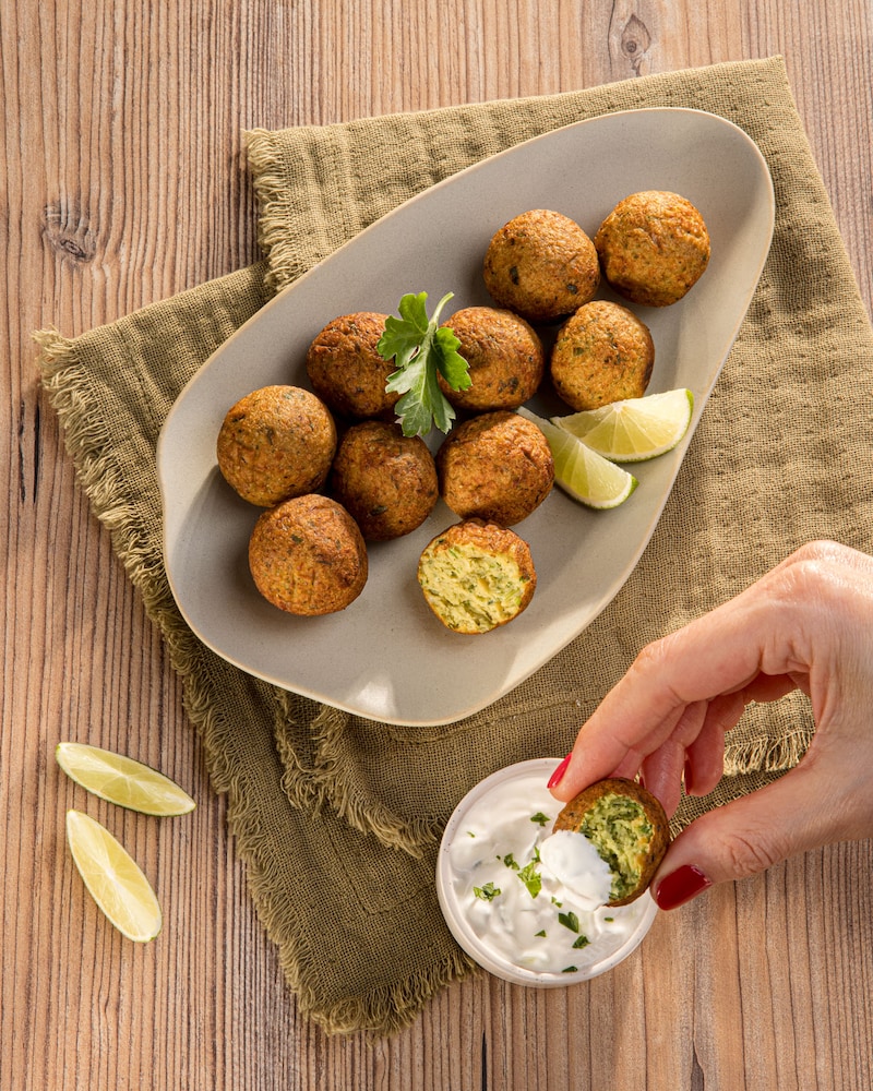 Das Bild zeigt knusprige Falafel und einen leckeren Dipp.