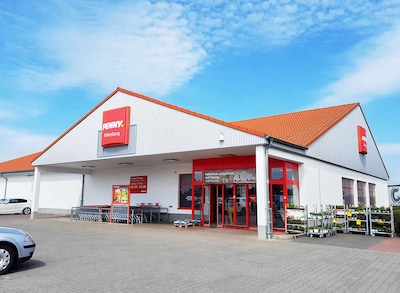 Sie sehen den Eingang vom Penny Markt in Brieselang/Zeestow Pappelallee 90