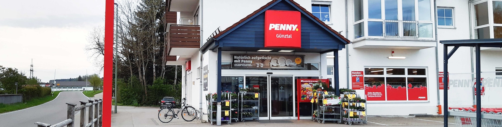 Sie sehen den Eingang vom Penny Markt in Oberguenzburg Oberen Markt 74