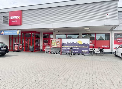 Sie sehen den Eingang vom Penny Markt in Borken, Butenwall 93/ Nordring 45
