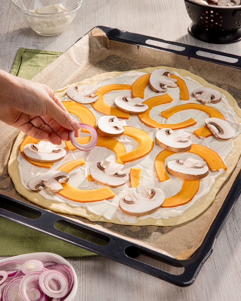 Kürbis-Flammkuchen mit Champignons und Bacon