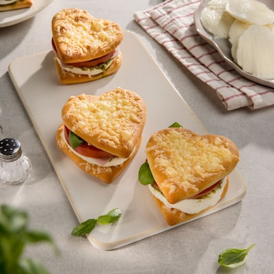 Dieses Bild zeigt die fertigen Pizzaherzen-Sandwiches.
