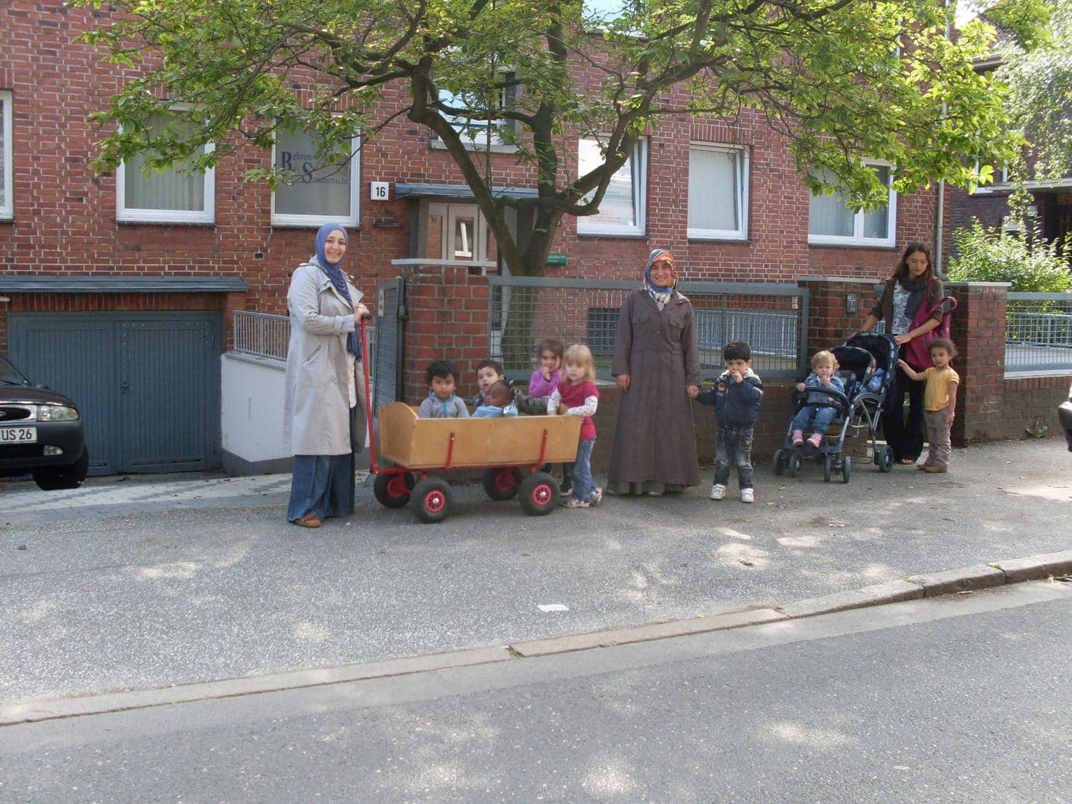 Vereinsmitglieder beim Spazieren mit den Kindern