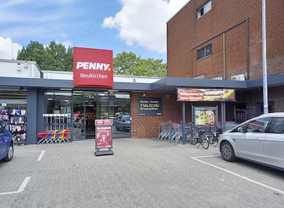 Sie sehen den Eingang vom Penny Markt Neukirchen – Vluyn Niederrheinallee 81