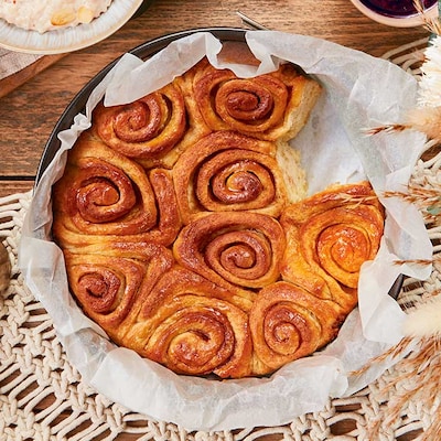 Zimtschnecken-Kuchen mit Blaubeersauce