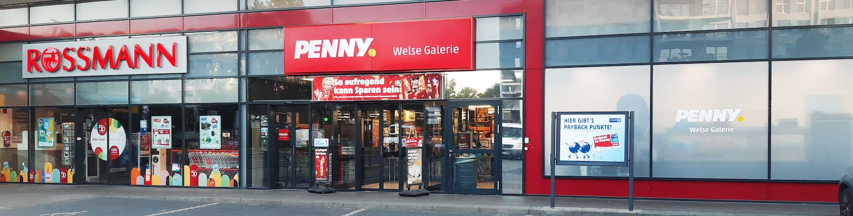 Sie sehen den Eingang vom Penny Markt in Berlin-Hohenschönhausen Welsestr. 56-58