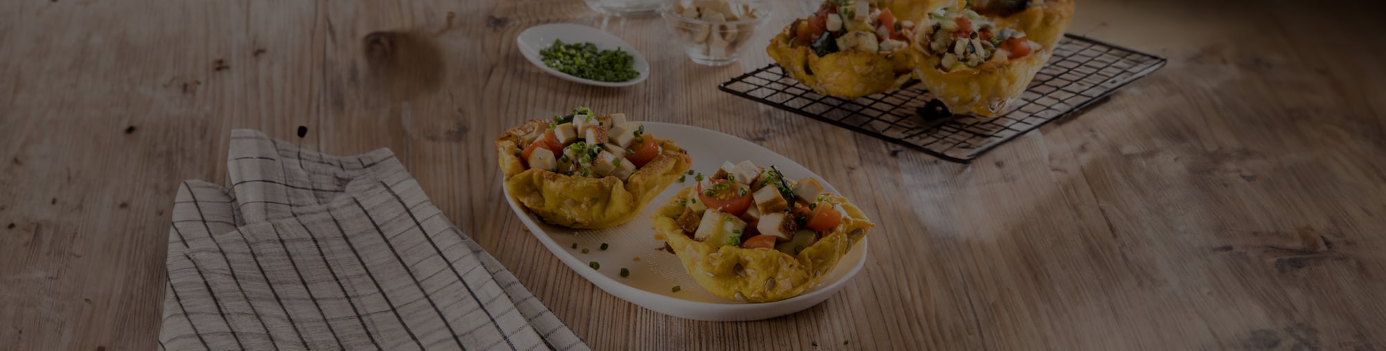 Dieses Bild zeigt, den fertigen Grill-Zucchini-Salat mit Räuchertofu.