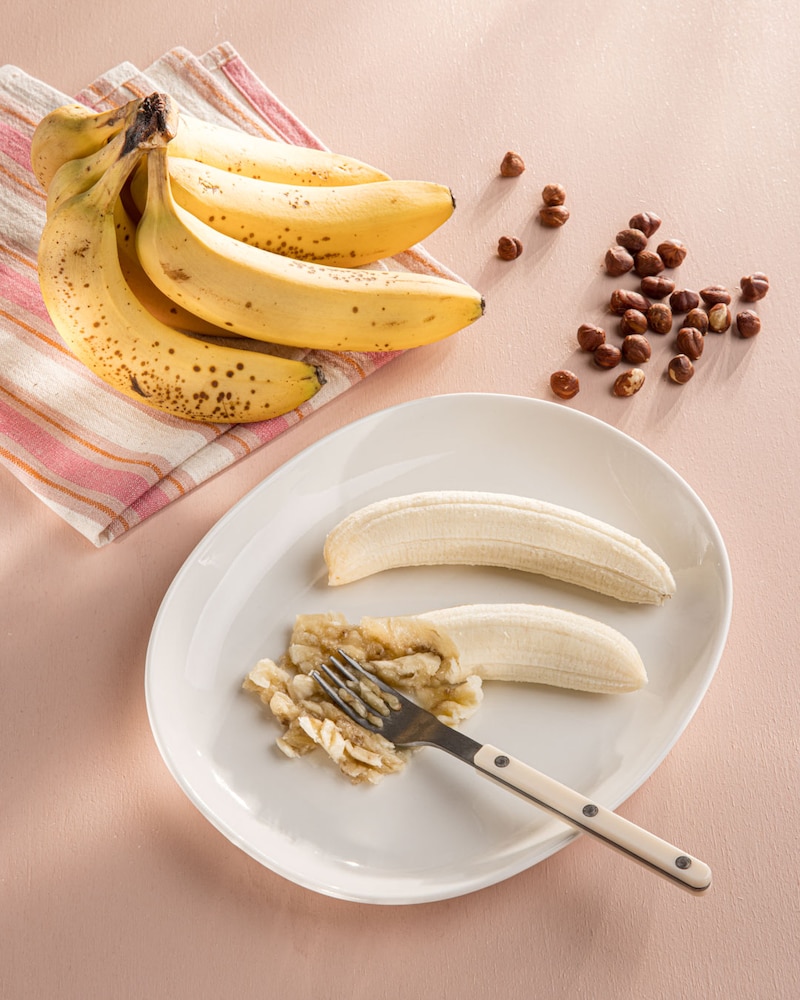 Dieses Bild zeigt wie die Banane gestampft wird.