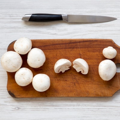 Champignons auf Schneidebrett