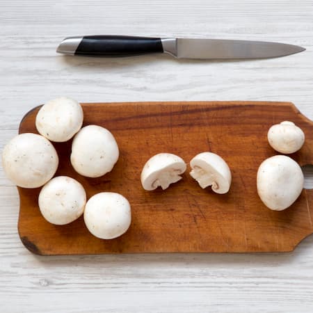 Champignons auf Schneidebrett