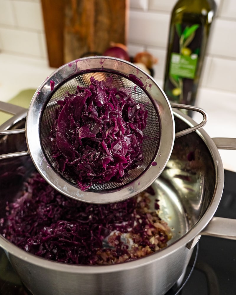 Dieses Bild zeigt wie Rotkohl dazugegeben werden.