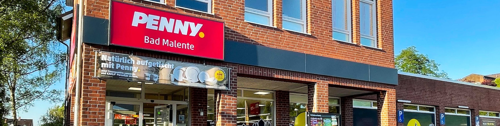 Sie sehen den Eingang vom Penny Markt in Malente Rosenstraße 34-36