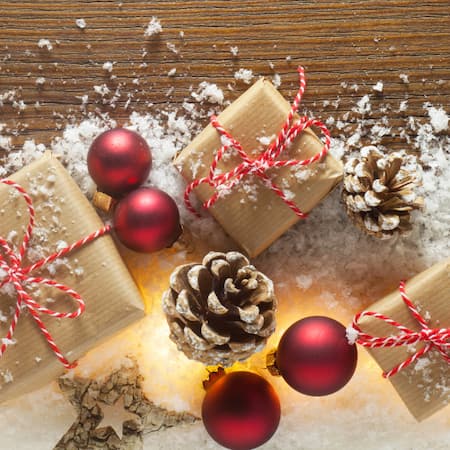 Verpackte Geschenke und Christbaumkugeln