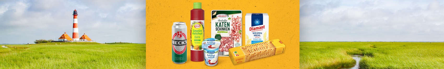 Eine Range mit regionalen Produkten aus dem Norden zum Beispiel Gewürz Ketchup, Beck's Bier und Leibniz Kekse vor einer klassischen nordischen Umgebung.