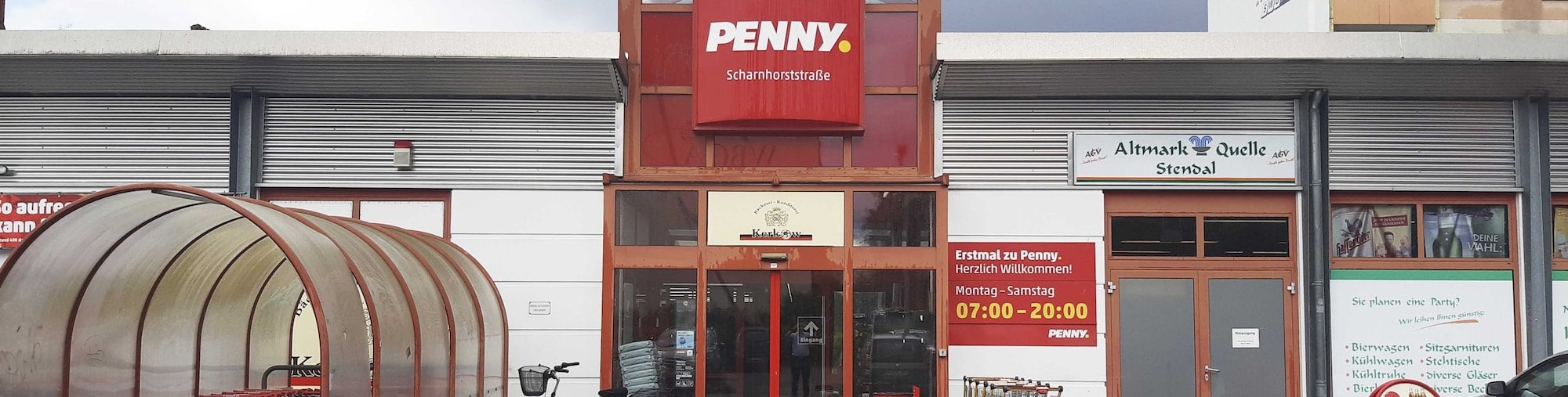 Sie sehen den Eingang vom Penny Markt in Stendal, Scharnhorststr. 45