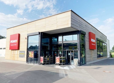 Sie sehen den Eingang vom Penny Markt in Hebertshausen Dachauer Straße 43