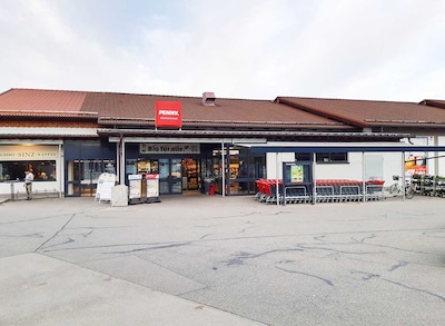 Sie sehen den Eingang vom Penny Markt in Dietmannsried Heisingerstraße 23