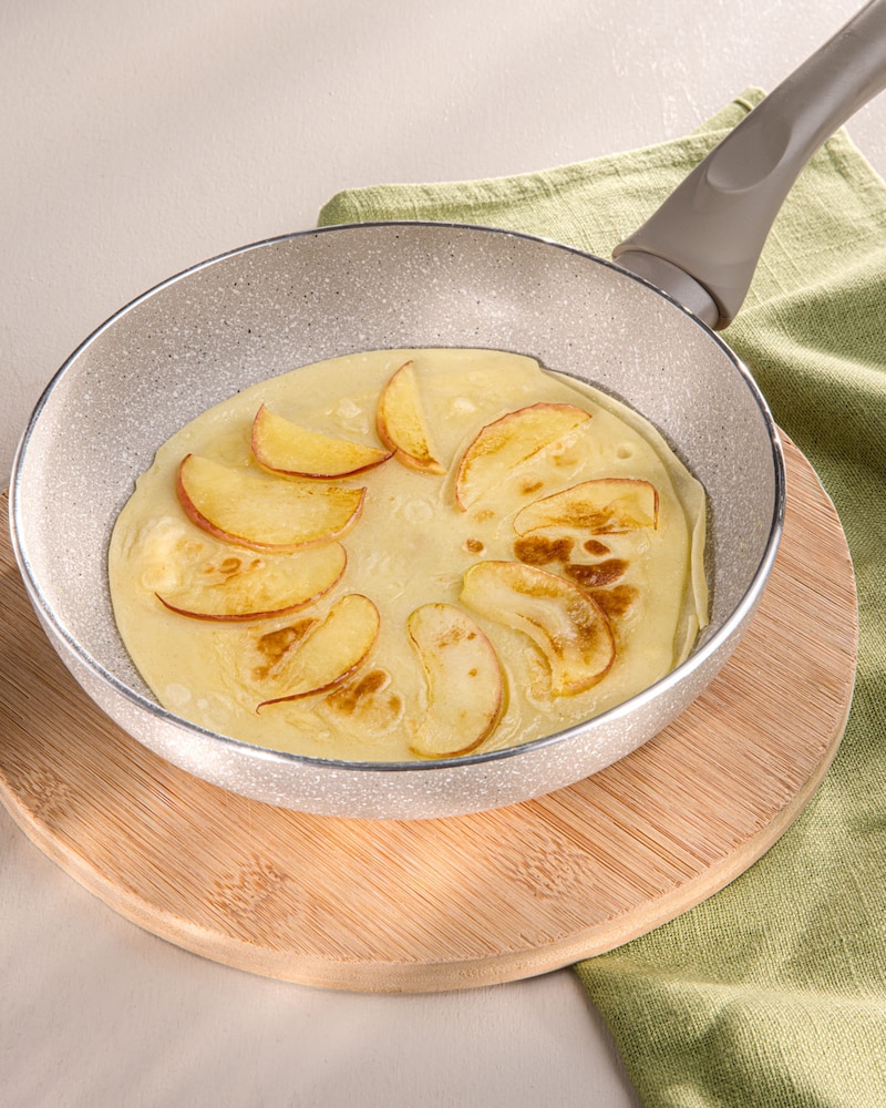 Dieses Bild zeigt den Apfelpfannkuchen in der Pfanne.