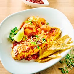 Auf diesem Bild siehst du unseren fertigen Lachs "Asia style" mit Curry-Pancakes.