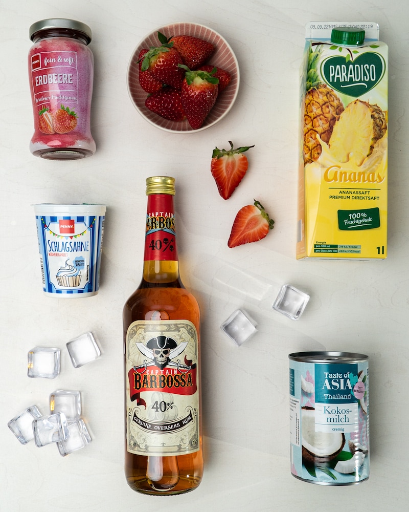 Auf diesem Bild siehst du alle Zutaten die du für unseren Erdbeeren-Colada benötigst.