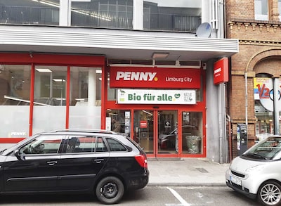 Sie sehen den Eingang vom Penny Markt in Limburg, Hospitalstr. 8