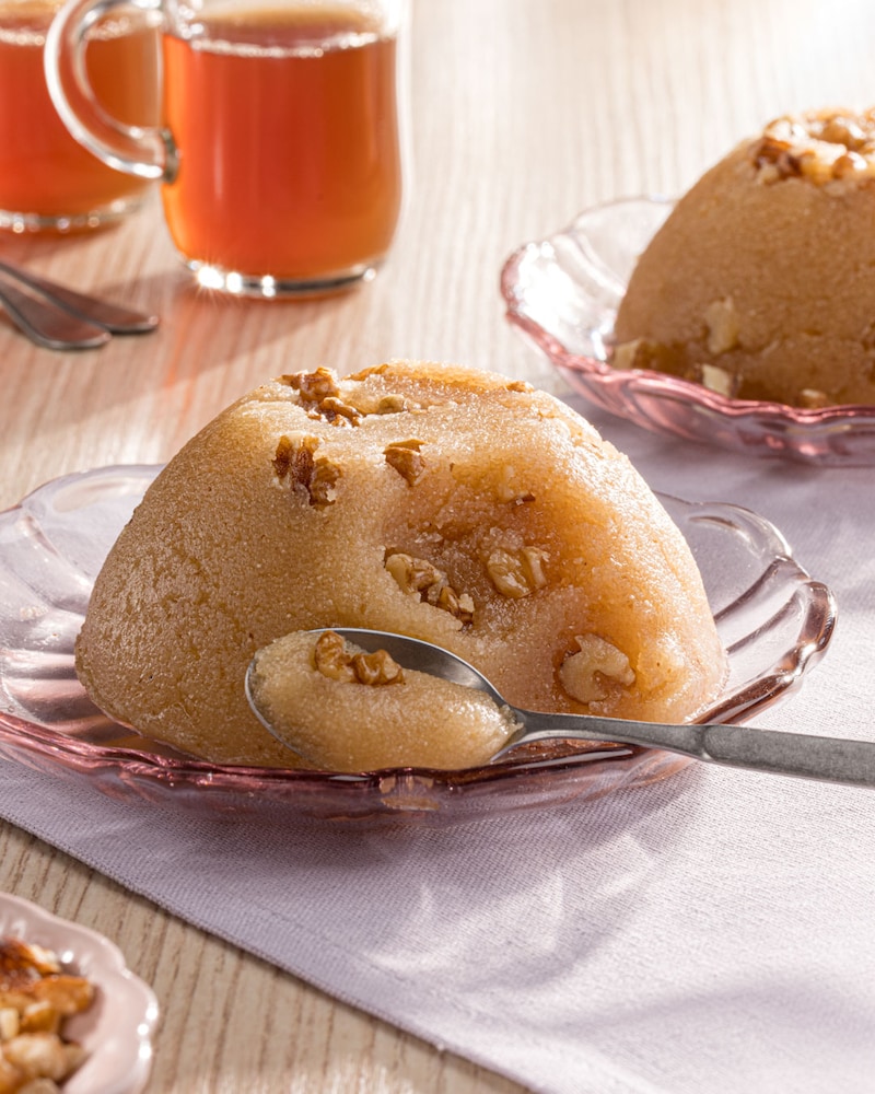 Dieses Bild zeigt das fertige Irmik Helvası – das türkisches Grieß-Dessert.