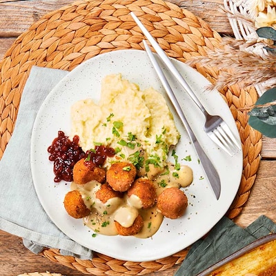 Vegane Kötbullar auf Kartoffelstampf mit heller Sauce und Wildpreiselbeeren