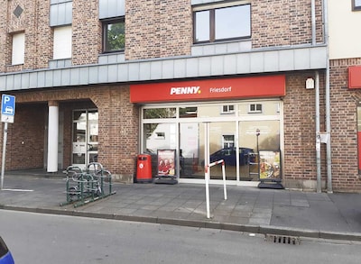Sie sehen den Eingang vom Penny Markt in Bonn – Friesdorf Klufterstrasse 1