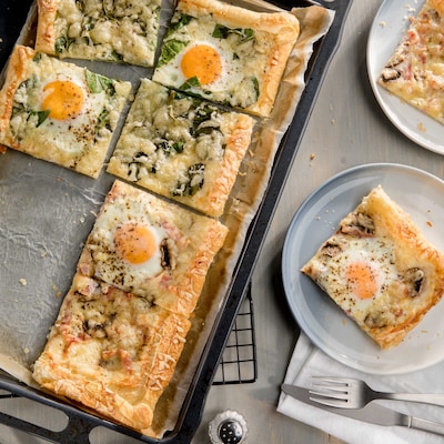 Auf diesem Bild siehst du unsere Frühstückspizza mit Eiern.