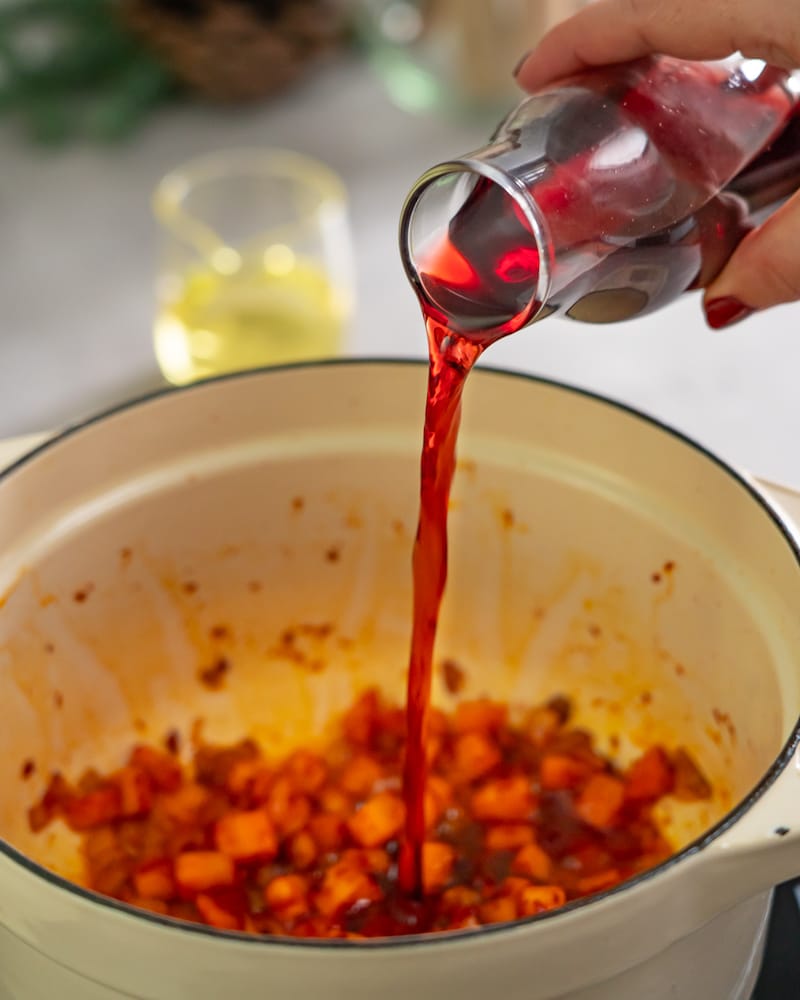 Dieses Bild zeigt das Hinzugegeben des Glühwein.