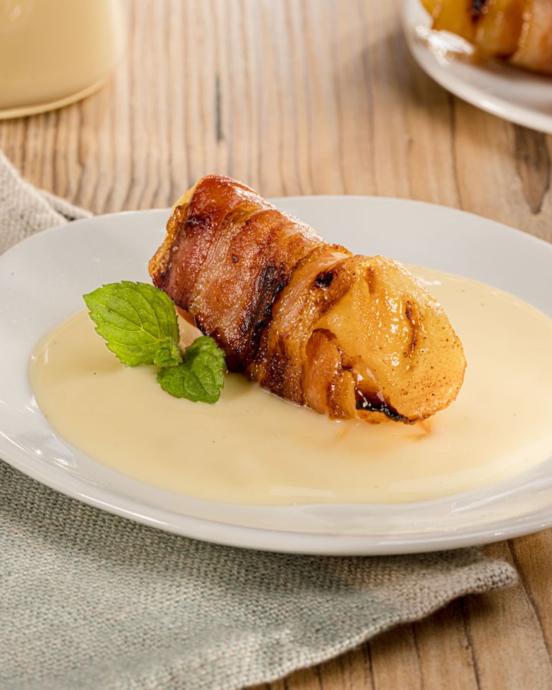 Dieses Bild zeigt die fertigen Apfel-Bacon-Bonbons in Vanillesoße.