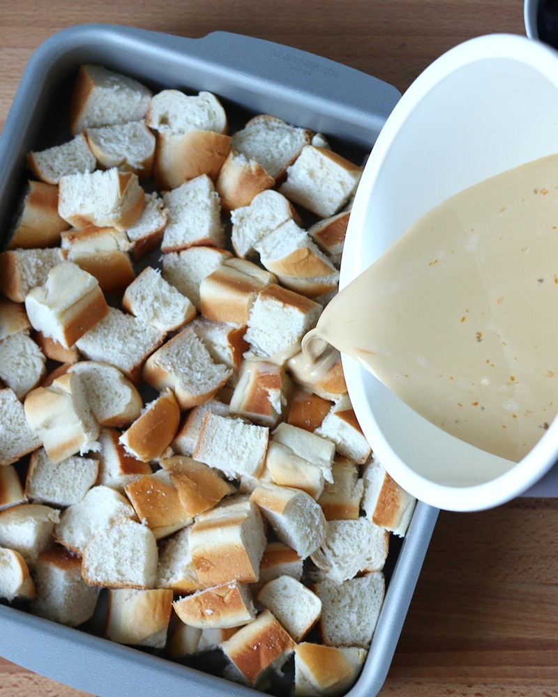 Auf diesem Bild siehst du wie die Soße über die Milchbrötchen gegeben wird.