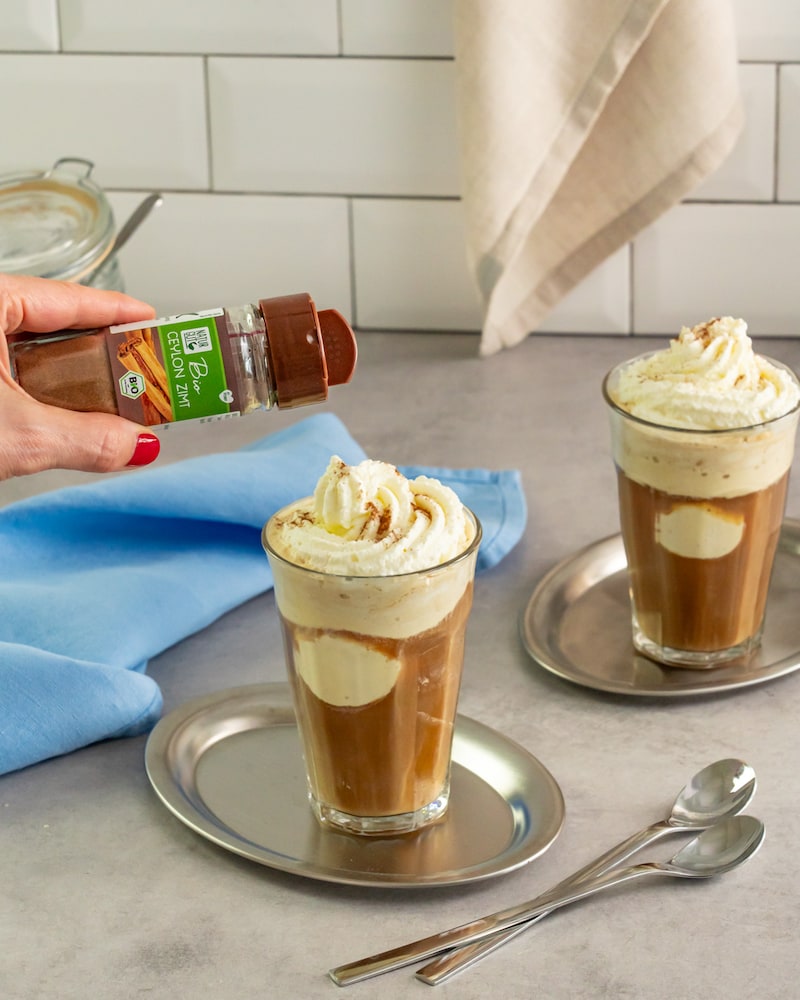 Das Bild zeigt den fertigen Eiskaffee.