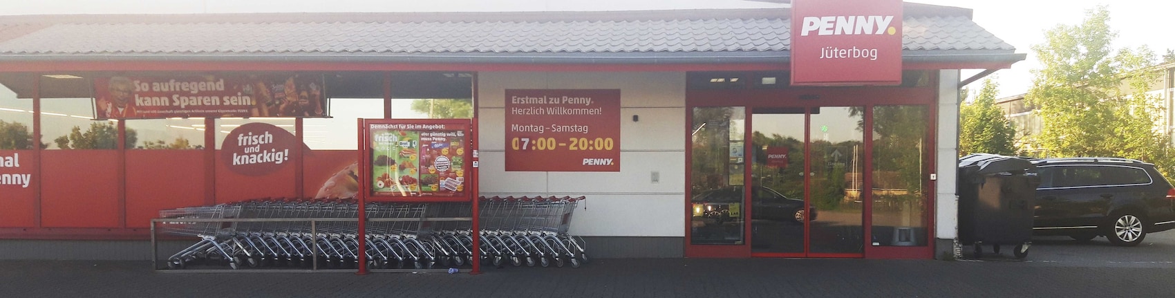 Sie sehen den Eingang vom Penny Markt in Jüterbog Herzberger Str. 37