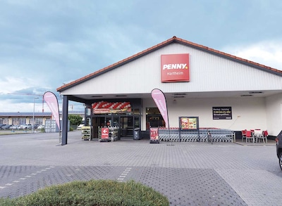Sie sehen den Eingang vom Penny Markt in Hartheim, Freiburger Str. 2