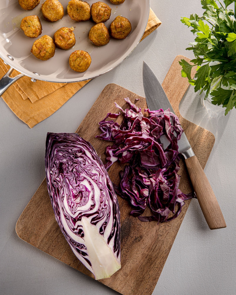 Dieses Bild zeigt wie der Rotkohl geschnitten wird.