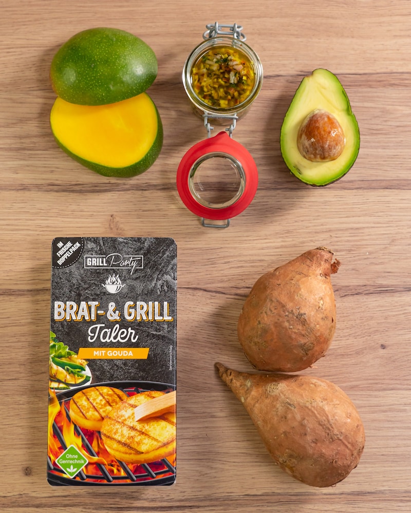 Süßkartoffel-Spieße mit Grillkäse, Avocado und Mango