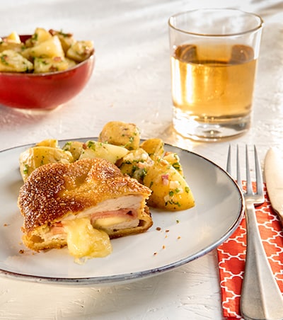 Cordon Bleu mit Schinken und Käse auf einem Teller serviert
