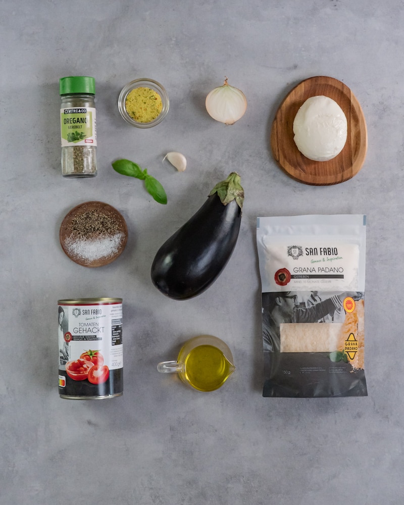 Dieses Bild zeigt die Zutaten für den Auberginenauflauf.
