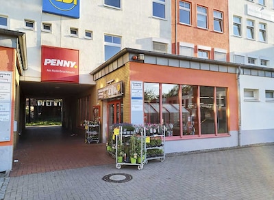Sie sehen den Eingang vom Penny Markt in Hannover/Roderbruch, Rotekreuzstr. 12