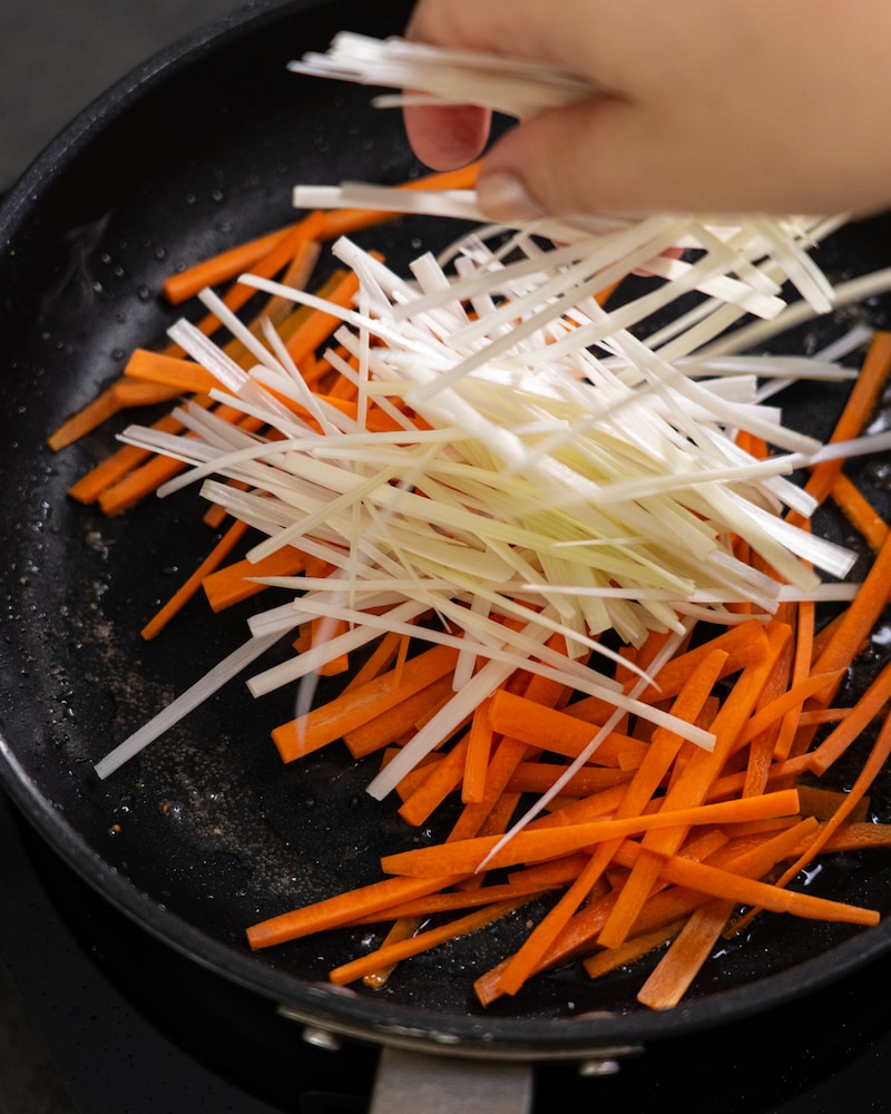 Lachsfiletstreifen auf Gemüse Julienne mit Curryreis 