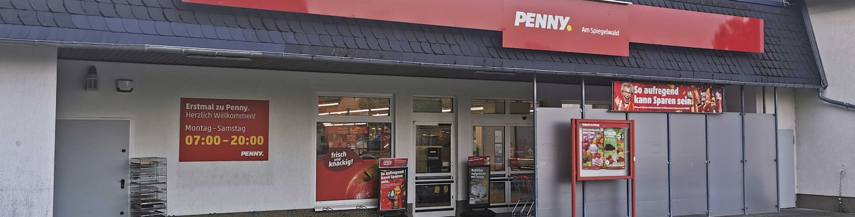 Sie sehen den Eingang vom Penny Markt in Gruenhain-Beierfeld, August-Bebel-Strasse 172