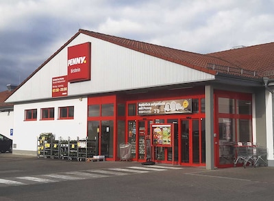 Sie sehen den Eingang vom Penny Markt in Birstein Lauterbacher Str. 17