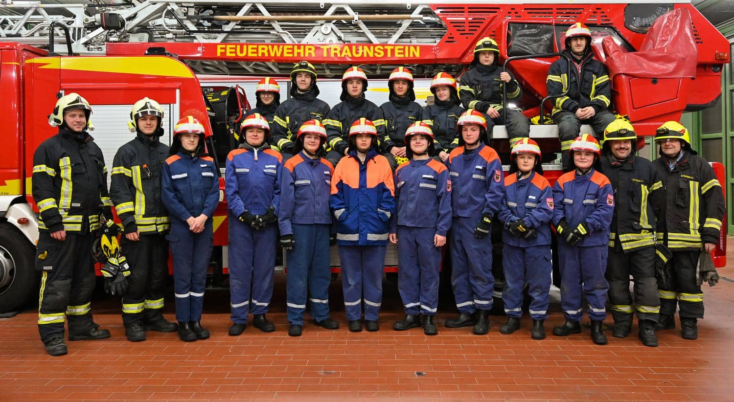 Vereinsmitglieder in Uniform laecheln in die Kamera