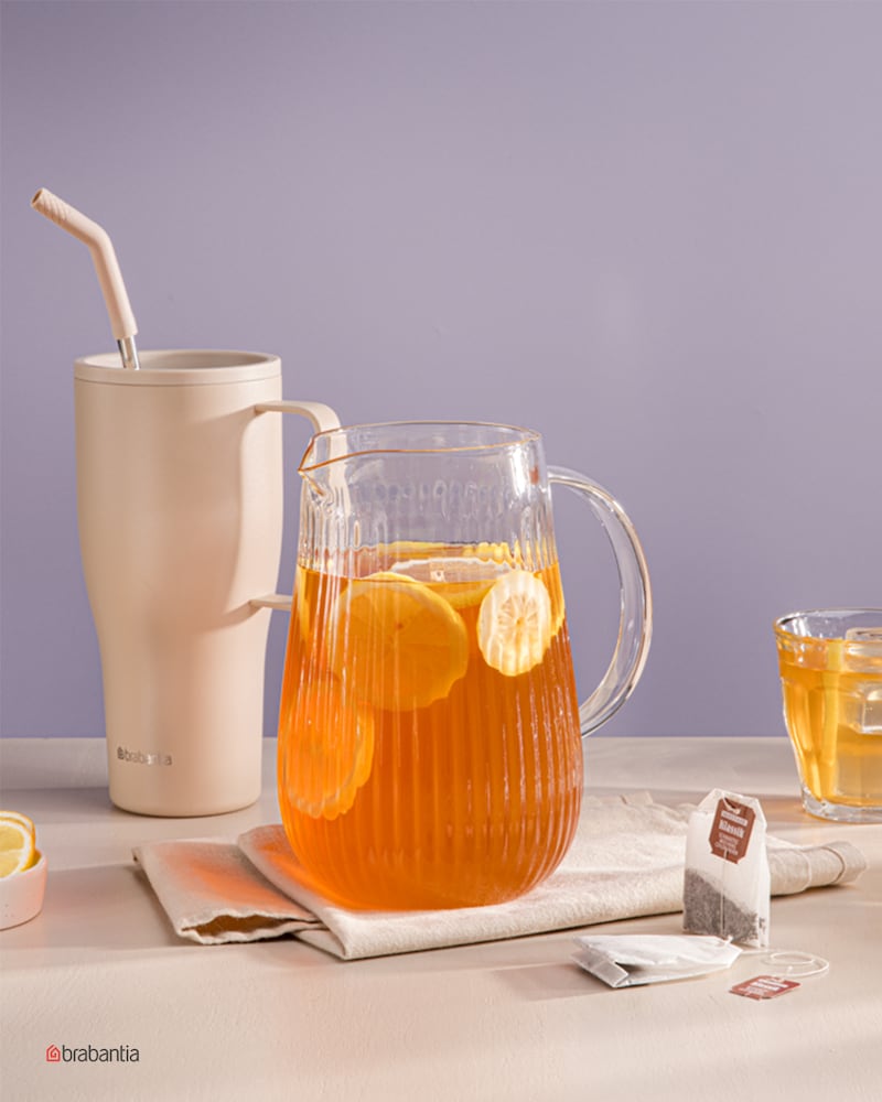 Das Bild zeigt den fertigen Zitronen-Eistee.