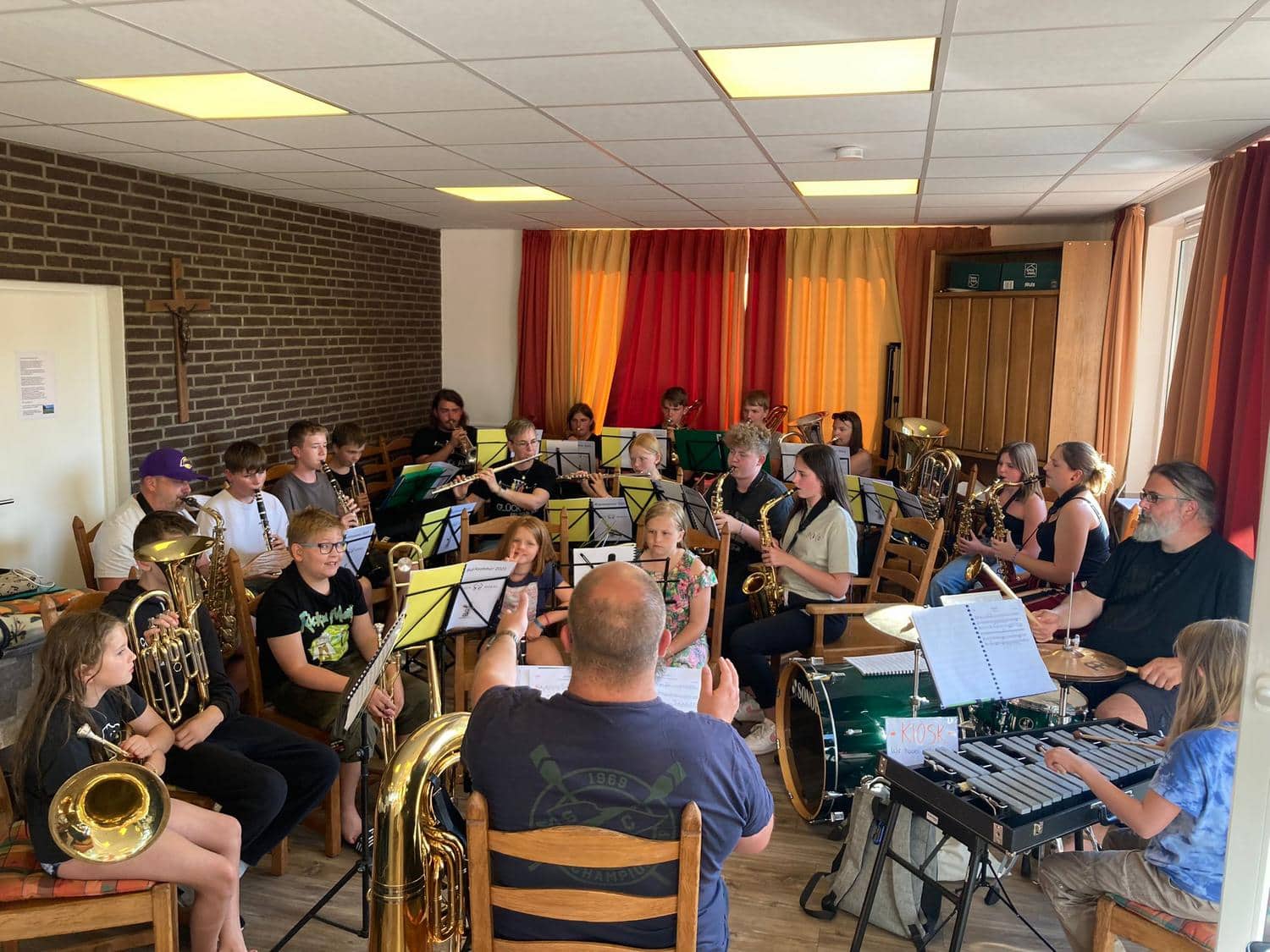 Blick auf die musizierende Gruppe